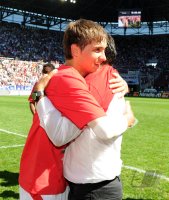 2. Fussball Bundesliga : AUGSBURG JUBEL NACH DEM AUFSTIEG IN DIE ERSTE 1. BL