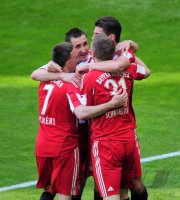 Fussball 1. Bundesliga : JUBEL nach dem TOR zum 5:1, Franck Ribery, Miroslav Klose, Bastian Schweinsteiger, Mario Gomez (v. li., FC Bayern Muenchen)