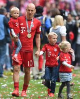 Fussball, 1. Bundesliga  Saison 13/14: Jubel FC Bayern Muenchen mit Schale