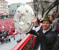 Fussball 1. Bundesliga  Meisterfeier FC Bayern Muenchen 14/15: Xabi Alonso mit Schale