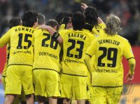 Fussball 1. Bundesliga, Saison 2011/2012: JUBEL nach dem Tor zum 0:2 Mats Hummels , Lukasz Piszczek , Lucas Barrios, Shinji Kagawa, Marcel Schmelzer (v.li., Borussia Dortmund)