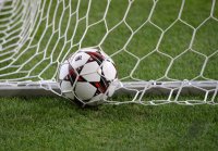 FUSSBALL  CHL  Saison 2013/2014: Adidas CHL Ball im Netz