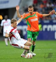2. Fussball Bundesliga : Daniel Brinkmann (li, FC Augsburg) gegen Milorad Pekovic (re, Greuther Fuerth)