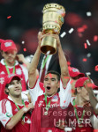 Fussball Pokal Finale: Schalke - Bayern, LUCIO jubelt mit Pokal