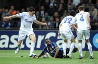 FUSSBALL CHL  Saison 10/11:  Kyriakos Papadopoulos (li, FC Schalke 04) gegen Samuel Eto'o , Eto (unten, Inter Mailand) gegen Atsuto Uchida (FC Schalke 04)