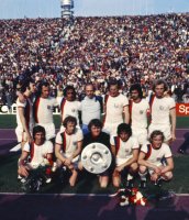 Fussball 1. Bundesliga Bayern - Koeln: Mannschaftsbild FC Bayern mit Meisterschale
