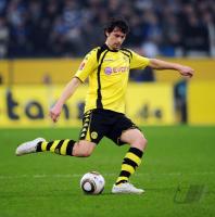 FUSSBALL, 1. BUNDESLIGA, 24. Spieltag: Borussia Dortmund, SUBOTIC am Ball