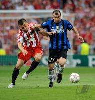 Fussball Champions League Finale: Ivica Olic (li, FCB) gegen Goran Pandev (re, Inter)