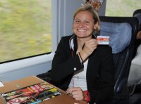 Frauen Fussball Nationalmannschaft: Lachend zeigt Martina MUELLER (GER)