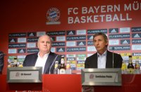 Basketball 1. Bundesliga 2012/2013:  Praesident Uli Hoeness und Trainer Svetislav Pesic (v. li., FC Bayern Muenchen)