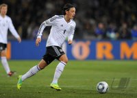 FUSSBALL INTERNATIONALES TESTSPIEL:  Ukraine - Deutschland, OEZIL am Ball