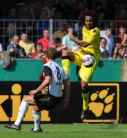 Fussball DFB Pokal : Patrick Owomoyela (re, BVB) gegen Soeren Halfar (li, Burghausen)