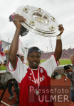 FUSSBALL  1. Liga  FC Bayern  JUBEL Kuffour   Meisterschale