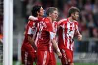 Fussball 1. Bundesliga : (v. li.) Bayern JUBEL nach dem Tor zum 3:0 mit Mario Gomez, Bastian Schweinsteiger , Thomas Mueller
