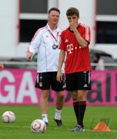 Fussball 1. Bundesliga: Trainer Louis van Gaal, Thomas Mueller (v. li., FCB)