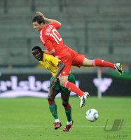 Fussball International Testspiel:  Bendit Angbwa (li, Kamerun) gegen Dibiyar Bilyaletdinov (re, Russland)