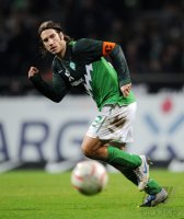 Fussball: 1. Bundesliga Saison 2010/2011: Bremen, FRINGS am Ball
