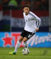 FUSSBALL INTERNATIONAL: Deutschland - Holland, OEZIL am Ball