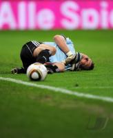 Fussball 1. Bundesliga : Frank Rost  (HSV) liegt verletzt am Boden