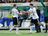 Fussball International EM 2012-Qualifikation:  Auswechslung Lukas PODOLSKI fuer Mario GOMEZ (v. li., Deutschland)