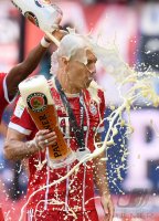 Fussball, 1. Bundesliga  Saison 16/17: Jubel FC Bayern Muenchen mit Schale