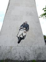 FUSSBALL Serie A 21/22: Neuer AS Rom Trainer Jose Mourinho auf einer Vespa an einer Hauswand