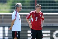 Fussball 1. Bundesliga:  Trainer Jupp Heynckes mit Bastian Schweinsteiger (v. li., FC Bayern Muenchen)