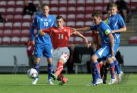 Fussball U21-Europameisterschaft 2011:  Gylfi Sigurdsson (li, Island) gegen Granit Xhaka (Mitte, Schweiz) gegen Bjarni Vidarsson (re, Island)