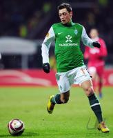 FUSSBALL, EUROPA LEAGUE SECHZEHNTELFINALE: Werder Bremen, OEZIL am Ball