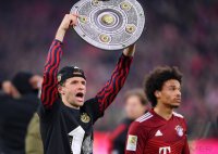 Fussball 1. Bundesliga Saison 21/22: JUBEL FC Bayern Muenchen feiert die 32. Meisterschaft