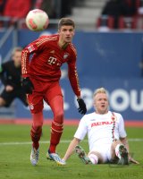Fussball 1. Bundesliga, Saison 2012/2013:  Thomas Mueller (li, FC Bayern Muenchen) gegen Kevin Voigt (FC Augsburg)