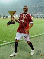FUSSBALL SERIE A:  Meister 2011  AC Mailand: Kevin Prince Boateng  mit Pokal