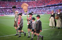 Fussball 1. Bundesliga 24/25: FC Bayern Muenchen feiert die 34. Deutschen Meisterschaft