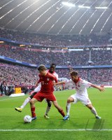 Fussball 1. Bundesliga, Saison 2011/2012:  Thomas Mueller (li, FC Bayern Muenchen) gegen Wilson Kamavuaka (1 FC Nuernberg) und Marvin Plattenhardt (1 FC Nuernberg)