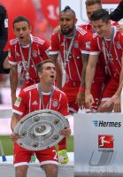 Fussball, 1. Bundesliga  Saison 16/17: Jubel FC Bayern Muenchen mit Schale