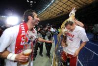 Fussball: DFB Pokal Finale: JUBEL Hamit Altintop, Miroslav Klose, Diego Contento  (v. li., FCB)