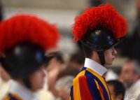 Rom Chrisammesse 2015; Ein Mitglied der paepstlichen Schweizergarde