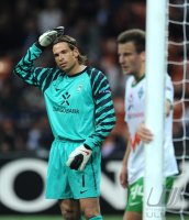 Fussball Champions League  Saison 2010/2011: Towart Tim Wiese, Philipp Bargfrede (v. li., SV Werder Bremen)