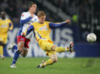 Fussball 1. Bundesliga: Hamburg - Duisburg, Zweikampf