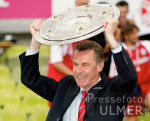 FUSSBALL  1. Liga  FC Bayern  JUBEL Hitzfeld  Meisterschale