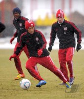 Fussball 1. Bundesliga: Takashi Usami  (li,) gegen Franck Ribery (FC Bayern Muenchen)