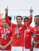 Fussball 1. Bundesliga Saison 15/16: Jubel FC Bayern Muenchen mit Schale