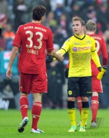 Fussball 1. Bundesliga, Saison 2011/2012: Mario Gomez (li, FC Bayern Muenchen) mit Mario Goetze (Borussia Dortmund)