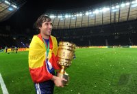 Fussball: DFB Pokal Finale: JUBEL MIT DEM POKAL  Raul (FC Schalke 04)
