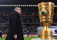 Fussball DFB Pokal 10/11 :  Trainer, Sportdirektor Felix Magath (FC Schalke 04) vor dem DFB POKAL
