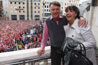 Fussball 1. Bundesliga :  JUBEL Trainer Louis van Gaal mit seiner Frau Truus  (FC Bayern Muenchen)