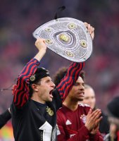 Fussball 1. Bundesliga Saison 21/22: JUBEL FC Bayern Muenchen feiert die 32. Meisterschaft