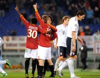 Fussball Champions League  Saison 2010/2011: (v. li) Rom JUBEL mit Fabio Simplicio, Francesco Totti, Daniele De Rossi
