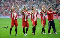 Fussball 1. Bundesliga: Mark van Bommel, Bastian Schweinsteiger, Mario Gomez, Anatoliy Tymoshchuk, Hamit Altintop (v.li., FCB)