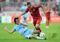 Fussball CHL  Saison 2011/2012:  David Silva (li, Manchester City) gegen Franck Ribery (FC Bayern Muenchen)